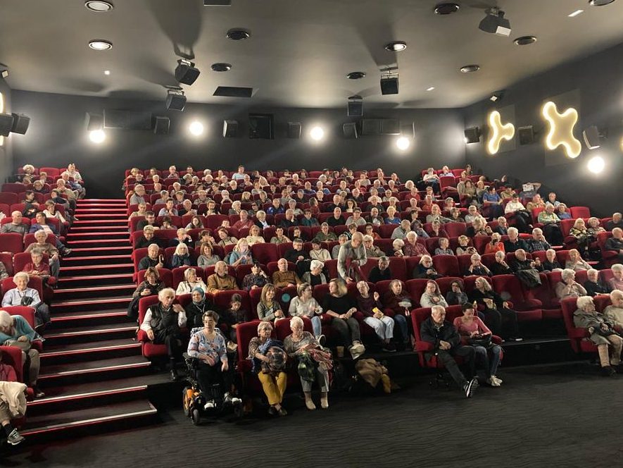 Projection du film Les Grandes Transhumances dans une salle de cinéma pleine à Vaison-la-Romaine, une soirée exceptionnelle avec un public captivé par la performance et l'histoire du film.